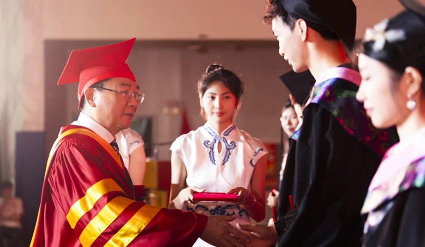 智啟未來 江漢大學(xué)舉行2025屆畢業(yè)典禮【2】