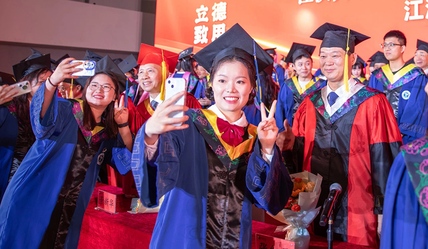 智啟未來 江漢大學舉行2025屆畢業(yè)典禮【4】