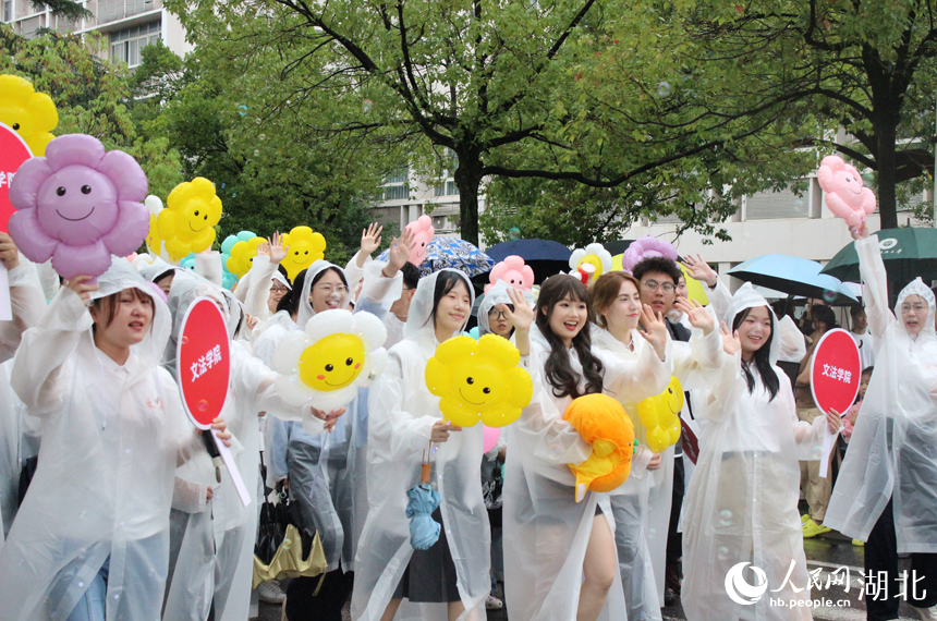 6月21日，華中農(nóng)業(yè)大學(xué)文法學(xué)院學(xué)生參加畢業(yè)巡游。
