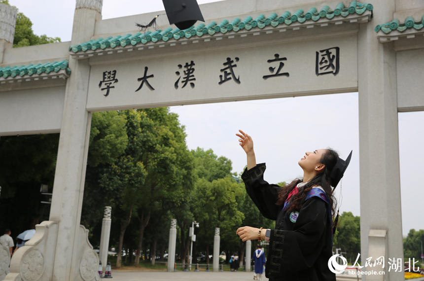 6月18日，武漢大學學生將帽子拋向空中。