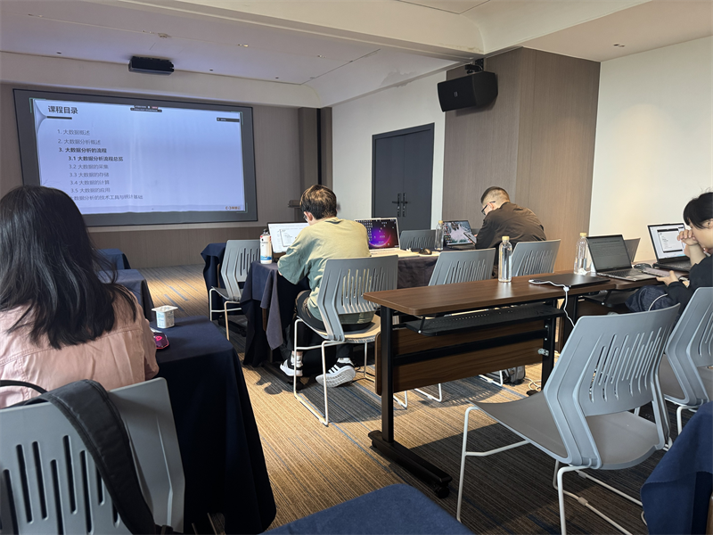 學(xué)員參加數(shù)字化應(yīng)用培訓(xùn)。