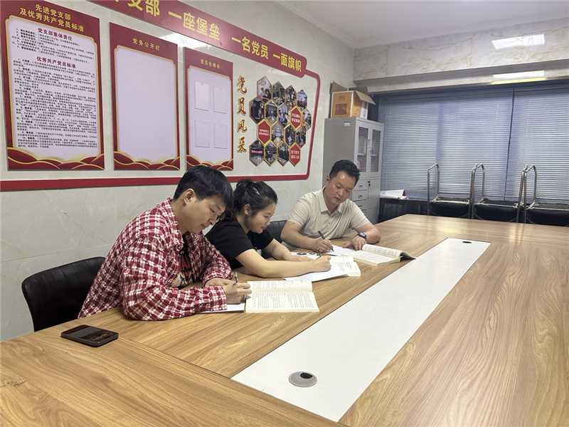 創(chuàng)客小組討論如何破題流程優(yōu)化。