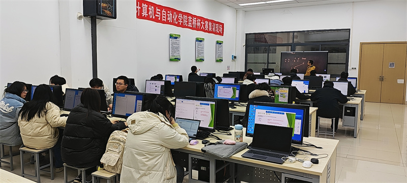 圖為武漢工商學(xué)院學(xué)生參加“藍橋杯”比賽集訓(xùn)。學(xué)校供圖