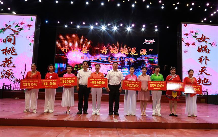 舞動夏夜！湖北竹山500名廣場舞愛好者"點燃"女媧廣場