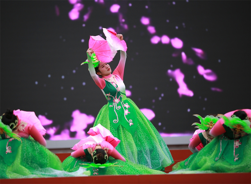 舞動夏夜！湖北竹山500名廣場舞愛好者"點燃"女媧廣場