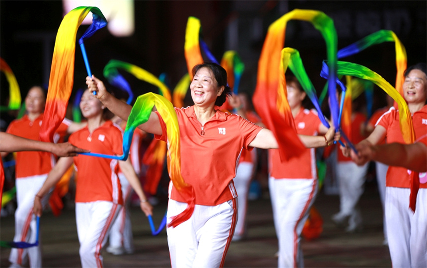 舞動夏夜！湖北竹山500名廣場舞愛好者"點燃"女媧廣場