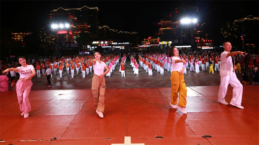 舞動夏夜！湖北竹山500名廣場舞愛好者"點燃"女媧廣場