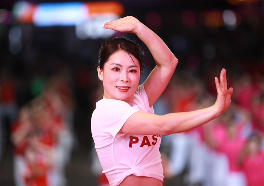 舞動(dòng)夏夜！湖北竹山500名廣場(chǎng)舞愛(ài)好者"點(diǎn)燃"女?huà)z廣場(chǎng)