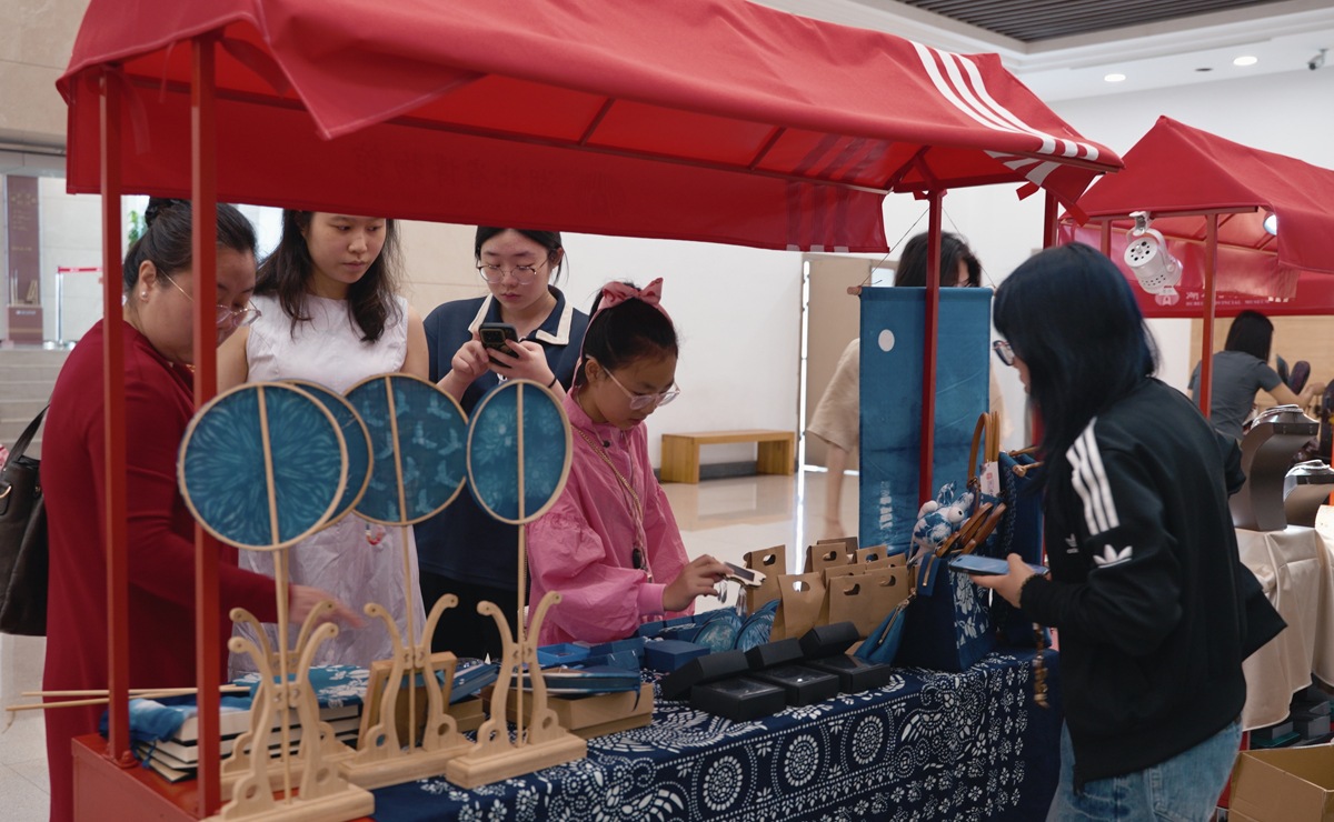 湖北省大學(xué)生文化創(chuàng)業(yè)成果孵化市集“荊楚文創(chuàng)雅集”