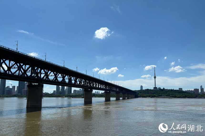 湖北武漢：藍(lán)天白云入畫來