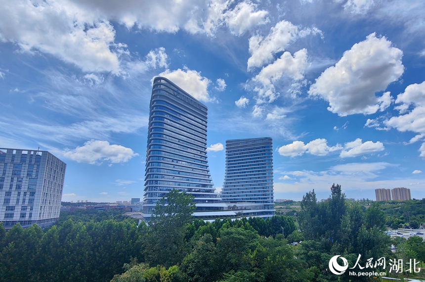 湖北武漢：藍天白云入畫來【6】