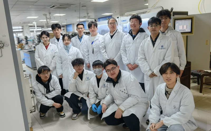 獲獎(jiǎng)團(tuán)隊(duì)在實(shí)驗(yàn)室的合影。