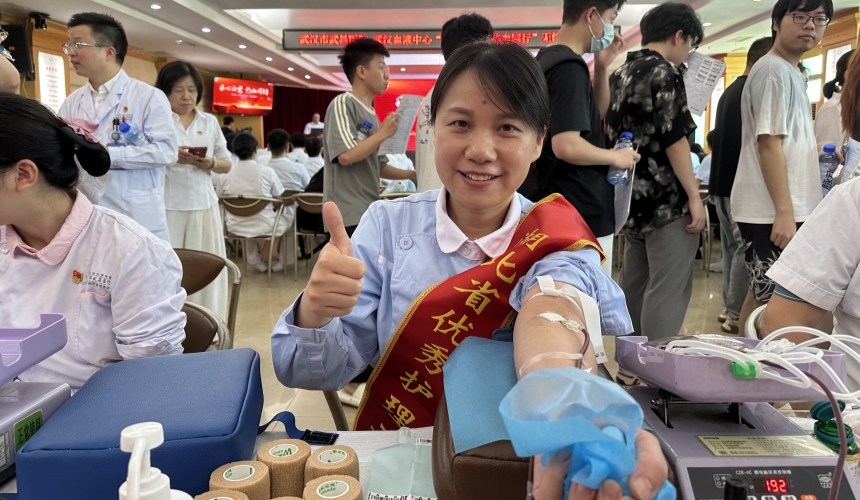 徐瑞杰正在獻(xiàn)血。