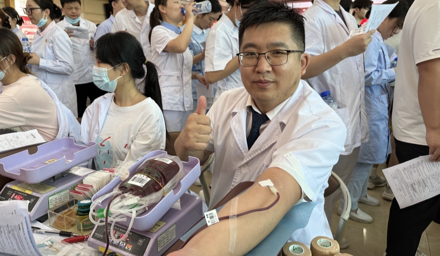 姜振東正在獻(xiàn)血。