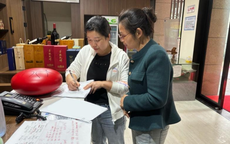 石首煙草工作人員開(kāi)展調(diào)研工作。