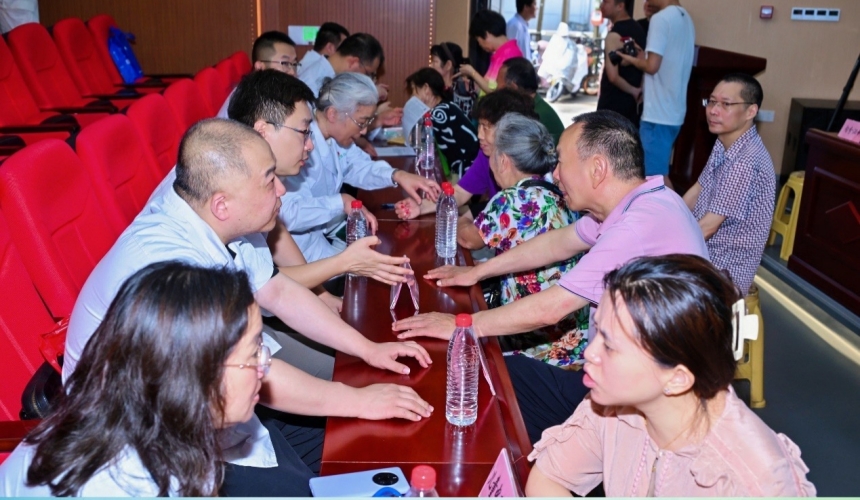 武漢“青年醫(yī)師行”走進社區(qū) 青雁送健康惠民生