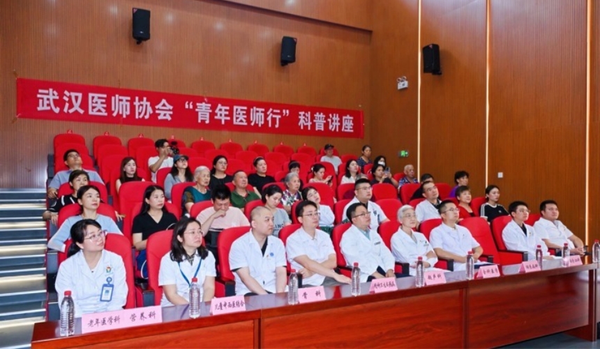 武漢“青年醫(yī)師行”走進社區(qū) 青雁送健康惠民生