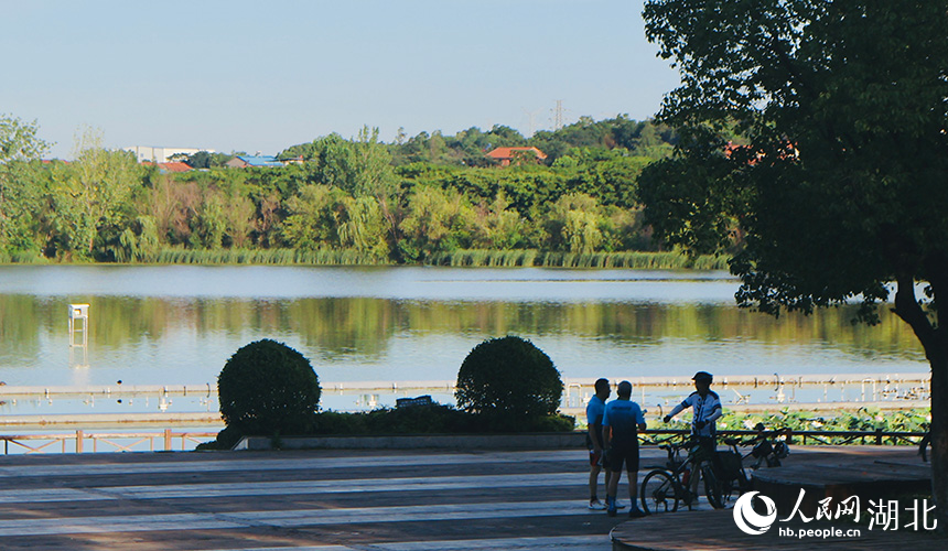 一早便有騎友來此騎行。