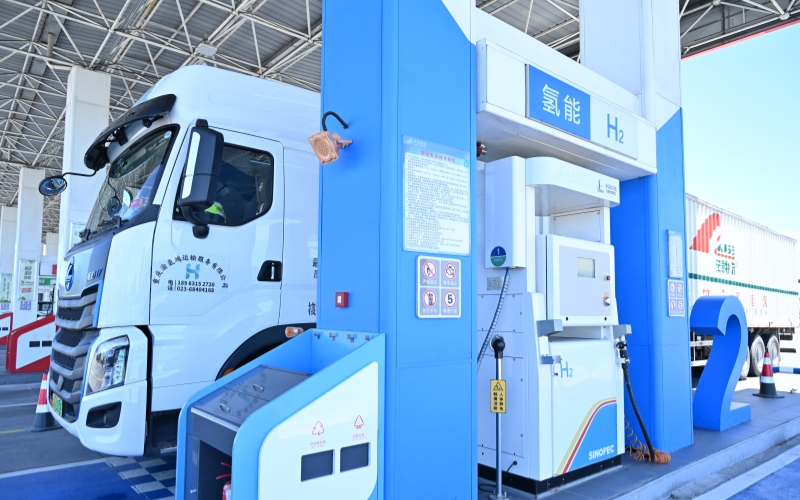 漢宜高速潛江服務(wù)區(qū)加氫站。吳迪攝