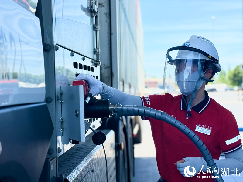 工作人員正在檢測是否有氣體泄露。人民網(wǎng)記者 周恬攝