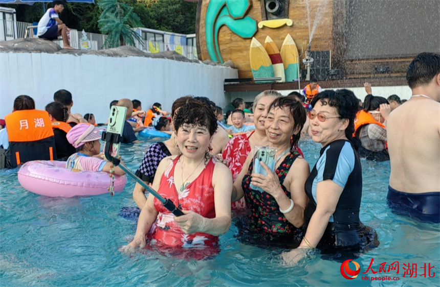 市民在水上樂園消暑游玩。