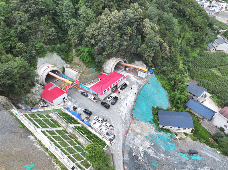 佛照山隧道入口“零開挖”。吳迪攝