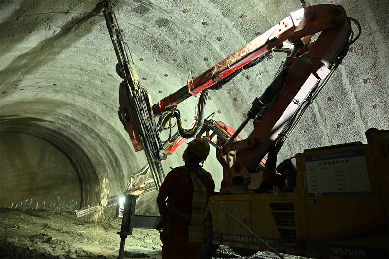 佛照山隧道內(nèi)施工現(xiàn)場(chǎng)。吳迪攝