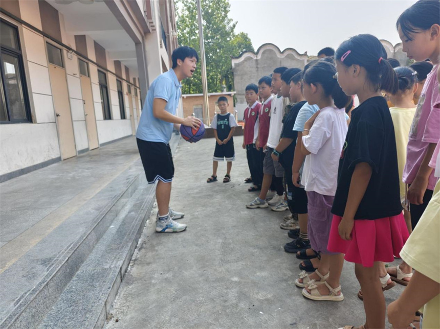 大學(xué)生義賣(mài)報(bào)款購(gòu)空調(diào) 為鄉(xiāng)村小學(xué)添清涼【4】