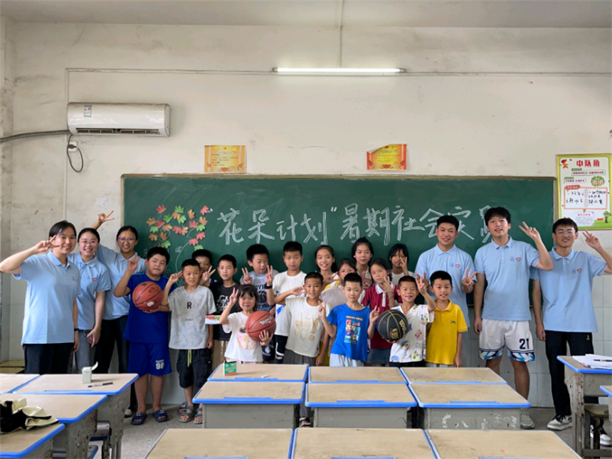 大學(xué)生義賣(mài)報(bào)款購(gòu)空調(diào) 為鄉(xiāng)村小學(xué)添清涼【3】