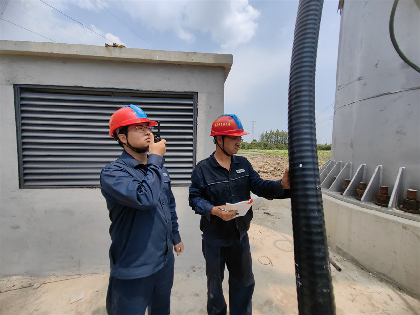 檢查引上電纜安全質(zhì)量。陳祉薇攝