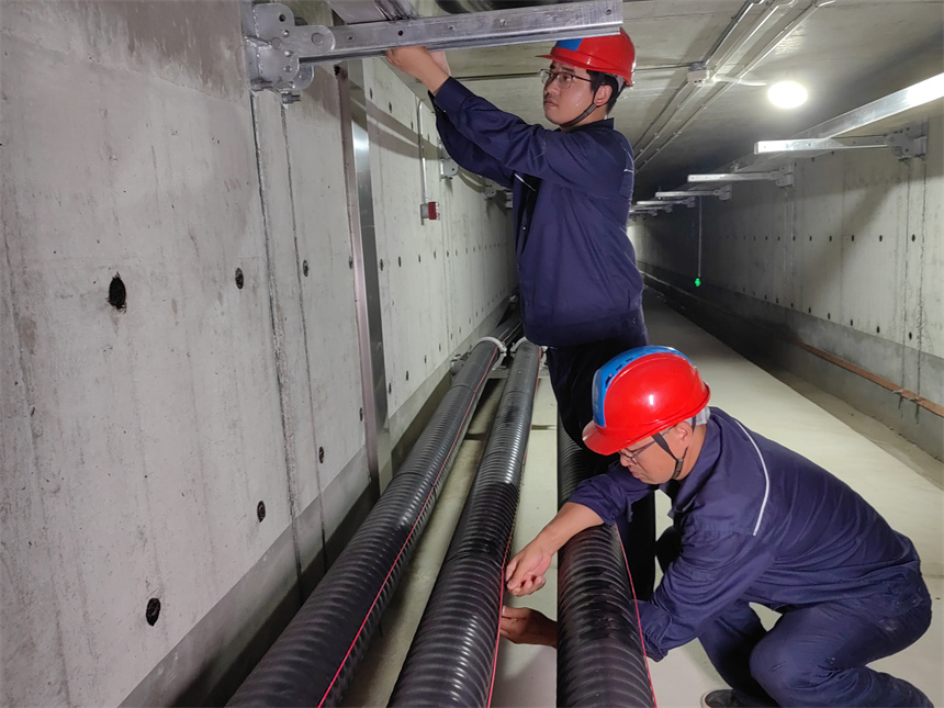 排查電纜隧道安全隱患。陳祉薇攝