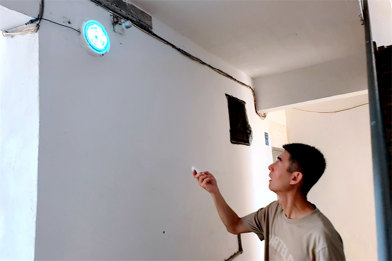 工作人員調(diào)試太陽(yáng)能路燈