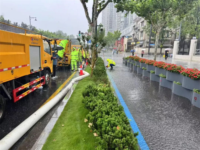 暴雨中始終堅(jiān)守陣地