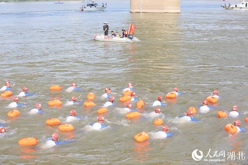 群眾方隊隊員奮勇向前。人民網(wǎng)記者 王郭驥攝