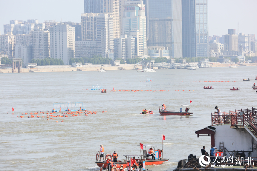 滔滔江面上，千人競渡長江。人民網(wǎng)記者 王郭驥攝