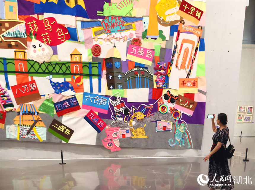 聽障兒童藝術(shù)作品展出。