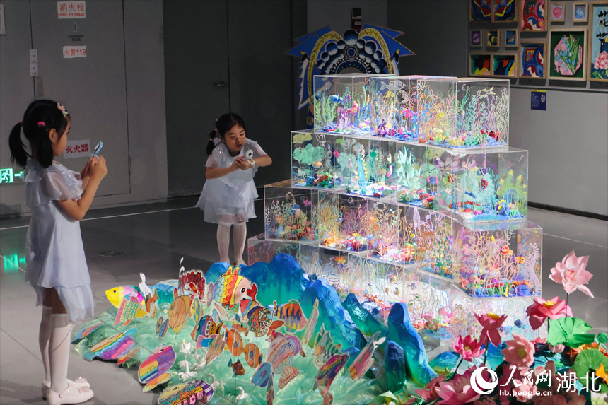 孩童紛紛拍照記錄喜愛的展品。