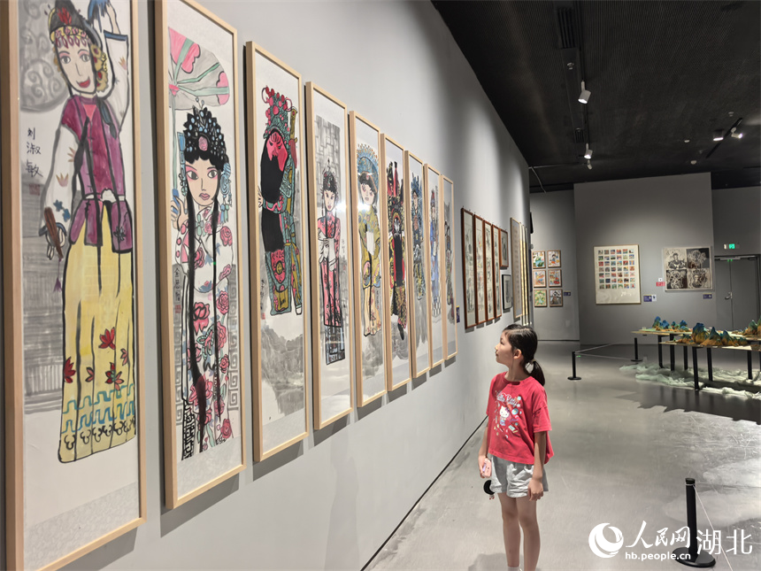 展覽現(xiàn)場(chǎng)，兒童駐足欣賞。