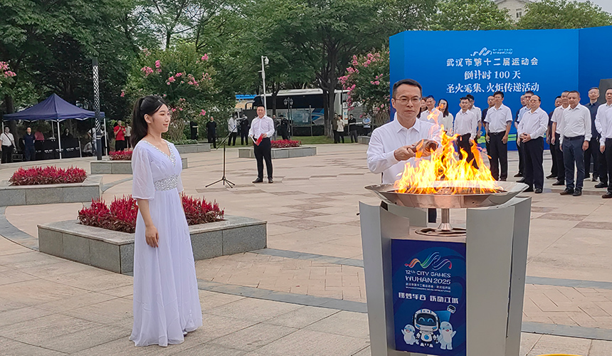 嵐圖汽車科技有限公司黨委書記秦捷點(diǎn)燃圣火。人民網(wǎng)記者 郭婷婷攝