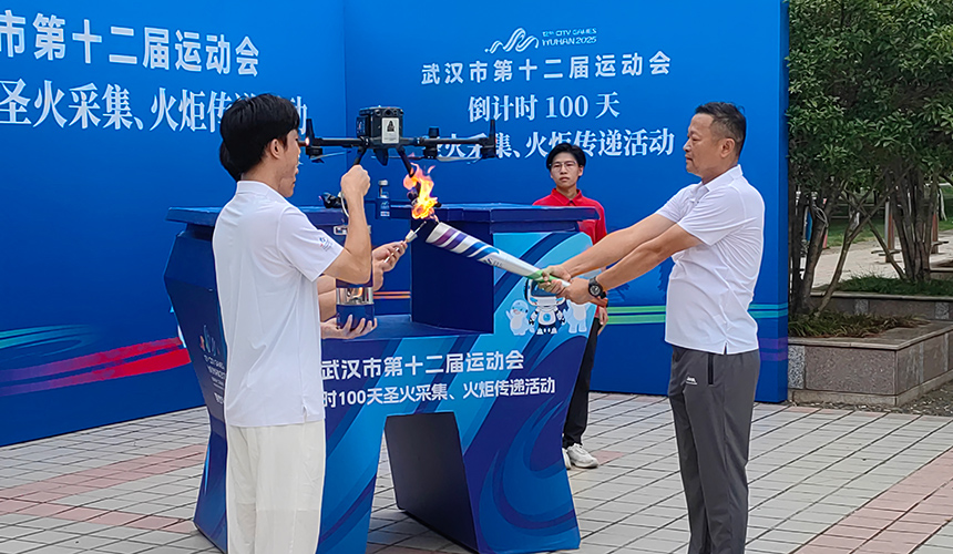 首棒火炬手常衛(wèi)魏將圣火傳給“九鳳”。人民網(wǎng)記者 郭婷婷攝