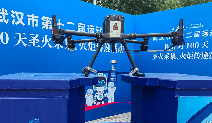 武漢最早原住民“九鳳”隨著搭載圣火的無人機一同升空。人民網(wǎng)記者 郭婷婷攝