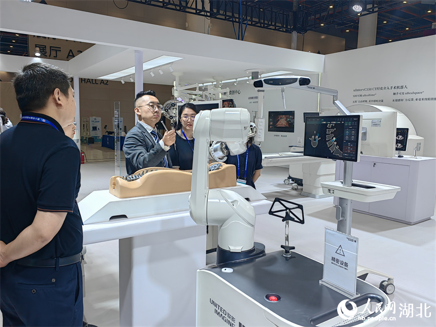 采購商正在觀看一體化骨科手術(shù)機(jī)器人演示如何為脊柱創(chuàng)傷病人手術(shù)。人民網(wǎng)記者 郭婷婷攝