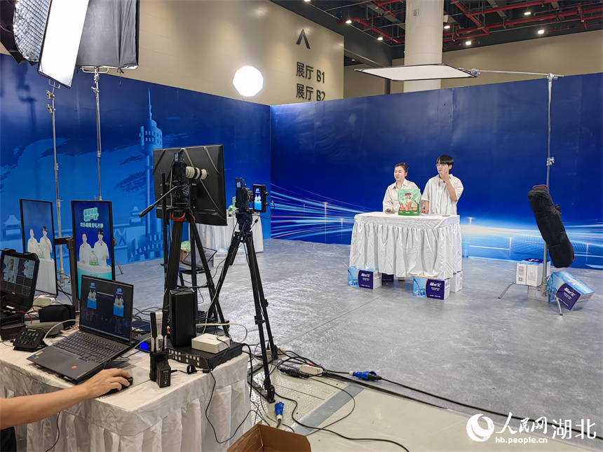 鄉(xiāng)村振興返鄉(xiāng)創(chuàng)業(yè)大學(xué)生在服博會現(xiàn)場直播帶貨。人民網(wǎng)記者 郭婷婷攝