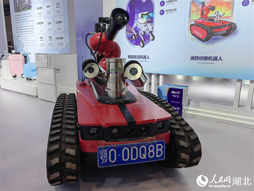 消防巡查機(jī)器人已經(jīng)在多地消防部門使用。人民網(wǎng)記者 郭婷婷攝