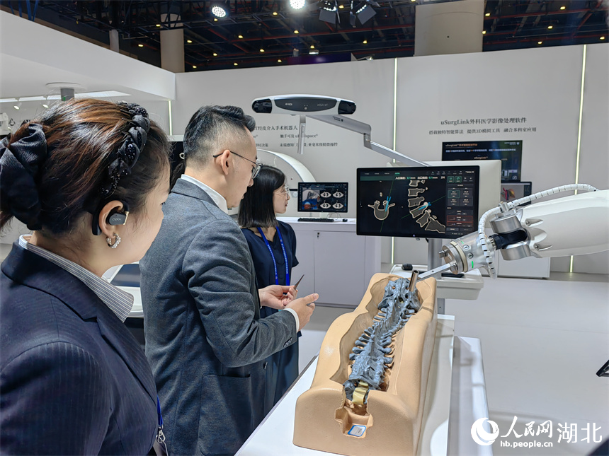 智能骨科中心配備的脊柱創(chuàng)傷一體化骨科手術(shù)機器人。人民網(wǎng)記者 郭婷婷攝