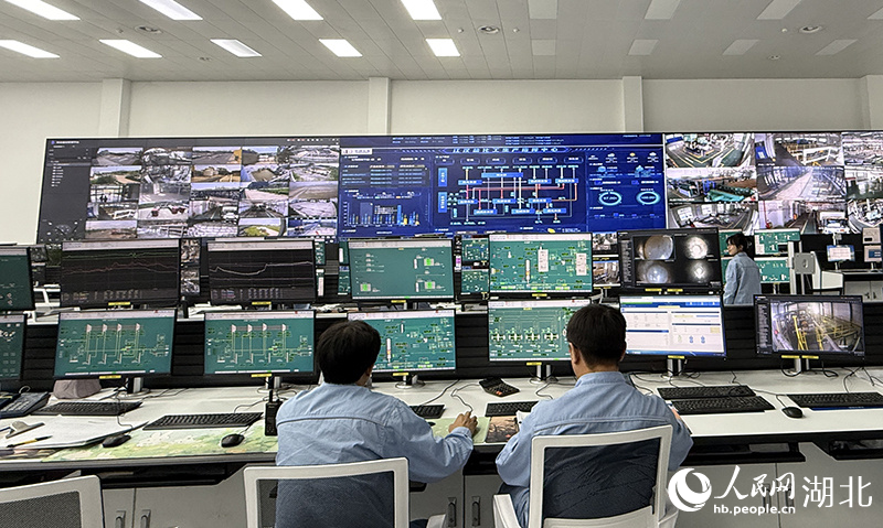 江漢油田鹽化工中央控制室。人民網(wǎng)記者 張雋攝