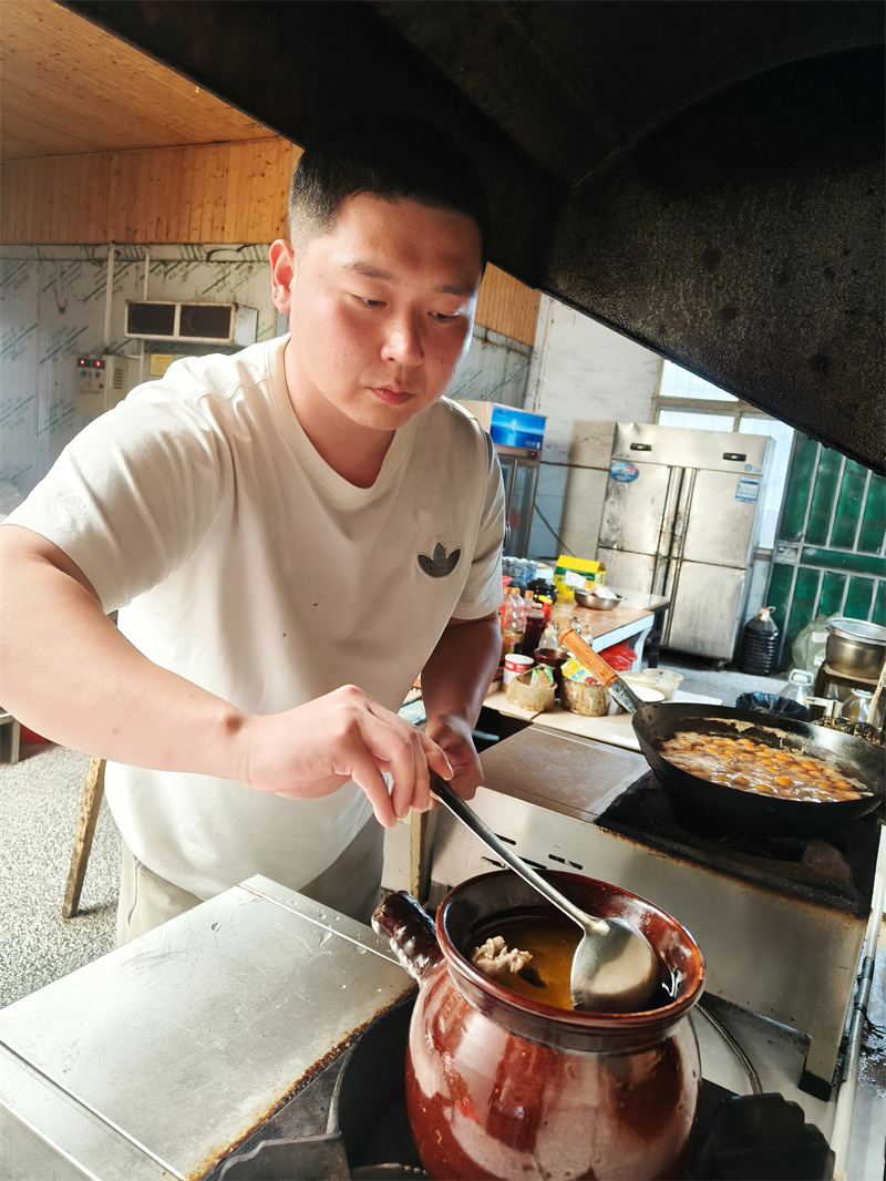 王澤亮在燉雞湯。