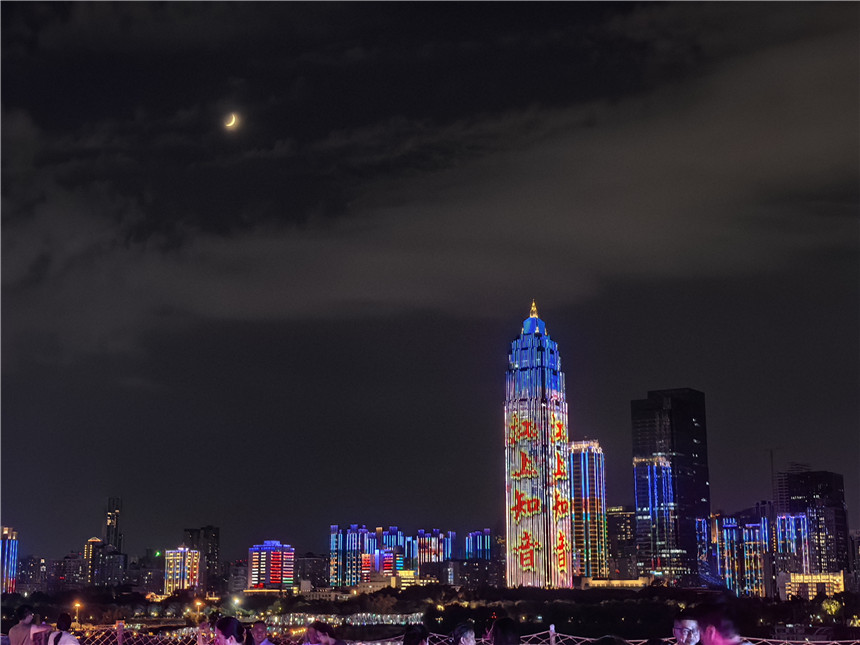 兩江四岸華燈璀璨。