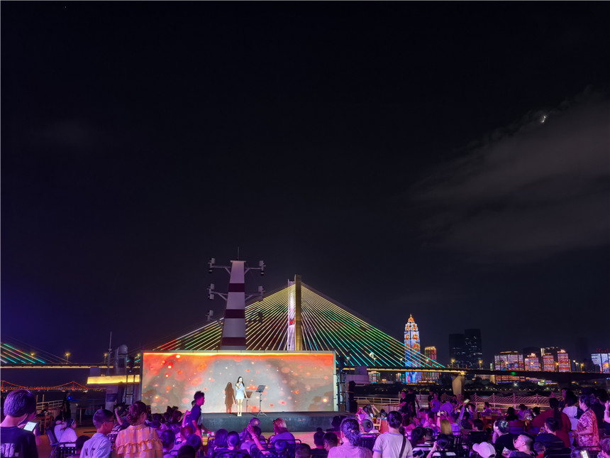 游客登上古琴號游船的三層甲板上，聽音樂、吹江風、賞夜景。