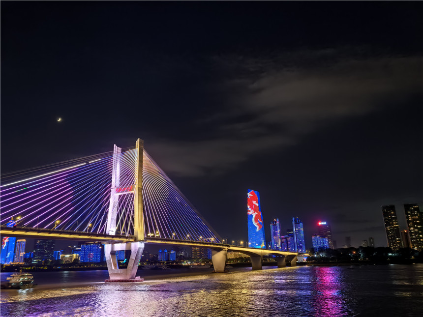 長江燈光秀，美輪美奐。